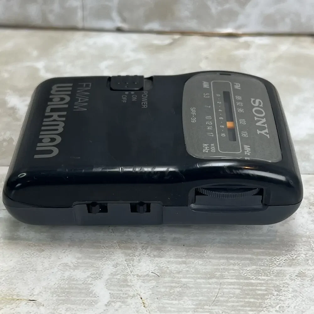 Sony SRF-39 FM/AM Walkman Portable Radio & Belt Clip W/Headphones TRH-2 Tested